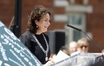 Amsterdam 15 juli 2024
Herdenkingsmonument Peter R. de Vries onthuld in Amsterdam Het kunstwerk bestaat uit twee bronzen handen die in elkaar grijpen en is gemaakt door kunstenares Rini Hurkmans. Burgemeester Femke Halsema en Kelly de Vries spreken tijdens de onthulling van het monument. Humbert Tan presenteert het . Ook zijn vrouw Jaqueline de Vries zoon Royce de Vries (met vrouw ) en Kelly de Vries (met partner) waren natuurlijk aanwezig .