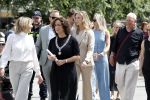 Amsterdam 15 juli 2024
Herdenkingsmonument Peter R. de Vries onthuld in Amsterdam Het kunstwerk bestaat uit twee bronzen handen die in elkaar grijpen en is gemaakt door kunstenares Rini Hurkmans. Burgemeester Femke Halsema en Kelly de Vries spreken tijdens de onthulling van het monument. Humbert Tan presenteert het . Ook zijn vrouw Jaqueline de Vries zoon Royce de Vries (met vrouw ) en Kelly de Vries (met partner) waren natuurlijk aanwezig .
