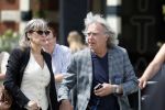 Amsterdam 15 juli 2024
Herdenkingsmonument Peter R. de Vries onthuld in Amsterdam Het kunstwerk bestaat uit twee bronzen handen die in elkaar grijpen en is gemaakt door kunstenares Rini Hurkmans. Burgemeester Femke Halsema en Kelly de Vries spreken tijdens de onthulling van het monument. Humbert Tan presenteert het . Ook zijn vrouw Jaqueline de Vries zoon Royce de Vries (met vrouw ) en Kelly de Vries (met partner) waren natuurlijk aanwezig . Govert de Roos met zijn vriendin