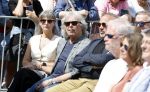Amsterdam 15 juli 2024
Herdenkingsmonument Peter R. de Vries onthuld in Amsterdam Het kunstwerk bestaat uit twee bronzen handen die in elkaar grijpen en is gemaakt door kunstenares Rini Hurkmans. Burgemeester Femke Halsema en Kelly de Vries spreken tijdens de onthulling van het monument. Humbert Tan presenteert het . Ook zijn vrouw Jaqueline de Vries zoon Royce de Vries (met vrouw ) en Kelly de Vries (met partner) waren natuurlijk aanwezig . Govert de Roos met zijn vriendin