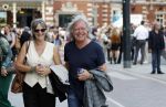 Amsterdam 15 juli 2024
Herdenkingsmonument Peter R. de Vries onthuld in Amsterdam Het kunstwerk bestaat uit twee bronzen handen die in elkaar grijpen en is gemaakt door kunstenares Rini Hurkmans. Burgemeester Femke Halsema en Kelly de Vries spreken tijdens de onthulling van het monument. Humbert Tan presenteert het . Ook zijn vrouw Jaqueline de Vries zoon Royce de Vries (met vrouw ) en Kelly de Vries (met partner) waren natuurlijk aanwezig . Govert de Roos met zijn vriendin