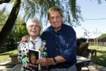 Castricum 7 juni 2021
Boekpresentatie Henny Huisman . Henny krijgt het eerste boek uit handen van Jacques d Ancona