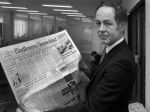 Eerste nummer van het Eindhovens Nieuwsblad, een gratis huis-aan-huis- blad. Hoofdredacteur Jongsma met een exemplaar
*21 maart 1983
