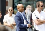 Amsterdam 15 juli 2024
Herdenkingsmonument Peter R. de Vries onthuld in Amsterdam Het kunstwerk bestaat uit twee bronzen handen die in elkaar grijpen en is gemaakt door kunstenares Rini Hurkmans. Burgemeester Femke Halsema en Kelly de Vries spreken tijdens de onthulling van het monument. Humbert Tan presenteert het . Ook zijn vrouw Jaqueline de Vries zoon Royce de Vries (met vrouw ) en Kelly de Vries (met partner) waren natuurlijk aanwezig .