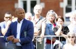 Amsterdam 15 juli 2024
Herdenkingsmonument Peter R. de Vries onthuld in Amsterdam Het kunstwerk bestaat uit twee bronzen handen die in elkaar grijpen en is gemaakt door kunstenares Rini Hurkmans. Burgemeester Femke Halsema en Kelly de Vries spreken tijdens de onthulling van het monument. Humbert Tan presenteert het . Ook zijn vrouw Jaqueline de Vries zoon Royce de Vries (met vrouw ) en Kelly de Vries (met partner) waren natuurlijk aanwezig .