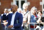 Amsterdam 15 juli 2024
Herdenkingsmonument Peter R. de Vries onthuld in Amsterdam Het kunstwerk bestaat uit twee bronzen handen die in elkaar grijpen en is gemaakt door kunstenares Rini Hurkmans. Burgemeester Femke Halsema en Kelly de Vries spreken tijdens de onthulling van het monument. Humbert Tan presenteert het . Ook zijn vrouw Jaqueline de Vries zoon Royce de Vries (met vrouw ) en Kelly de Vries (met partner) waren natuurlijk aanwezig .