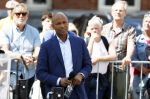 Amsterdam 15 juli 2024
Herdenkingsmonument Peter R. de Vries onthuld in Amsterdam Het kunstwerk bestaat uit twee bronzen handen die in elkaar grijpen en is gemaakt door kunstenares Rini Hurkmans. Burgemeester Femke Halsema en Kelly de Vries spreken tijdens de onthulling van het monument. Humbert Tan presenteert het . Ook zijn vrouw Jaqueline de Vries zoon Royce de Vries (met vrouw ) en Kelly de Vries (met partner) waren natuurlijk aanwezig .