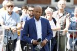 Amsterdam 15 juli 2024
Herdenkingsmonument Peter R. de Vries onthuld in Amsterdam Het kunstwerk bestaat uit twee bronzen handen die in elkaar grijpen en is gemaakt door kunstenares Rini Hurkmans. Burgemeester Femke Halsema en Kelly de Vries spreken tijdens de onthulling van het monument. Humbert Tan presenteert het . Ook zijn vrouw Jaqueline de Vries zoon Royce de Vries (met vrouw ) en Kelly de Vries (met partner) waren natuurlijk aanwezig .