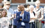 Amsterdam 15 juli 2024
Herdenkingsmonument Peter R. de Vries onthuld in Amsterdam Het kunstwerk bestaat uit twee bronzen handen die in elkaar grijpen en is gemaakt door kunstenares Rini Hurkmans. Burgemeester Femke Halsema en Kelly de Vries spreken tijdens de onthulling van het monument. Humbert Tan presenteert het . Ook zijn vrouw Jaqueline de Vries zoon Royce de Vries (met vrouw ) en Kelly de Vries (met partner) waren natuurlijk aanwezig .