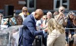 Amsterdam 15 juli 2024
Herdenkingsmonument Peter R. de Vries onthuld in Amsterdam Het kunstwerk bestaat uit twee bronzen handen die in elkaar grijpen en is gemaakt door kunstenares Rini Hurkmans. Burgemeester Femke Halsema en Kelly de Vries spreken tijdens de onthulling van het monument. Humbert Tan presenteert het . Ook zijn vrouw Jaqueline de Vries zoon Royce de Vries (met vrouw ) en Kelly de Vries (met partner) waren natuurlijk aanwezig .