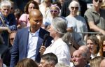 Amsterdam 15 juli 2024
Herdenkingsmonument Peter R. de Vries onthuld in Amsterdam Het kunstwerk bestaat uit twee bronzen handen die in elkaar grijpen en is gemaakt door kunstenares Rini Hurkmans. Burgemeester Femke Halsema en Kelly de Vries spreken tijdens de onthulling van het monument. Humbert Tan presenteert het . Ook zijn vrouw Jaqueline de Vries zoon Royce de Vries (met vrouw ) en Kelly de Vries (met partner) waren natuurlijk aanwezig .
