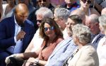 Amsterdam 15 juli 2024
Herdenkingsmonument Peter R. de Vries onthuld in Amsterdam Het kunstwerk bestaat uit twee bronzen handen die in elkaar grijpen en is gemaakt door kunstenares Rini Hurkmans. Burgemeester Femke Halsema en Kelly de Vries spreken tijdens de onthulling van het monument. Humbert Tan presenteert het . Ook zijn vrouw Jaqueline de Vries zoon Royce de Vries (met vrouw ) en Kelly de Vries (met partner) waren natuurlijk aanwezig .