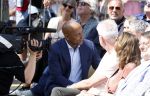 Amsterdam 15 juli 2024
Herdenkingsmonument Peter R. de Vries onthuld in Amsterdam Het kunstwerk bestaat uit twee bronzen handen die in elkaar grijpen en is gemaakt door kunstenares Rini Hurkmans. Burgemeester Femke Halsema en Kelly de Vries spreken tijdens de onthulling van het monument. Humbert Tan presenteert het . Ook zijn vrouw Jaqueline de Vries zoon Royce de Vries (met vrouw ) en Kelly de Vries (met partner) waren natuurlijk aanwezig .