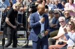 Amsterdam 15 juli 2024
Herdenkingsmonument Peter R. de Vries onthuld in Amsterdam Het kunstwerk bestaat uit twee bronzen handen die in elkaar grijpen en is gemaakt door kunstenares Rini Hurkmans. Burgemeester Femke Halsema en Kelly de Vries spreken tijdens de onthulling van het monument. Humbert Tan presenteert het . Ook zijn vrouw Jaqueline de Vries zoon Royce de Vries (met vrouw ) en Kelly de Vries (met partner) waren natuurlijk aanwezig .