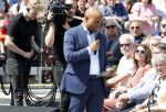 Amsterdam 15 juli 2024
Herdenkingsmonument Peter R. de Vries onthuld in Amsterdam Het kunstwerk bestaat uit twee bronzen handen die in elkaar grijpen en is gemaakt door kunstenares Rini Hurkmans. Burgemeester Femke Halsema en Kelly de Vries spreken tijdens de onthulling van het monument. Humbert Tan presenteert het . Ook zijn vrouw Jaqueline de Vries zoon Royce de Vries (met vrouw ) en Kelly de Vries (met partner) waren natuurlijk aanwezig .