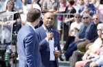 Amsterdam 15 juli 2024
Herdenkingsmonument Peter R. de Vries onthuld in Amsterdam Het kunstwerk bestaat uit twee bronzen handen die in elkaar grijpen en is gemaakt door kunstenares Rini Hurkmans. Burgemeester Femke Halsema en Kelly de Vries spreken tijdens de onthulling van het monument. Humbert Tan presenteert het . Ook zijn vrouw Jaqueline de Vries zoon Royce de Vries (met vrouw ) en Kelly de Vries (met partner) waren natuurlijk aanwezig .