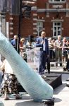 Amsterdam 15 juli 2024
Herdenkingsmonument Peter R. de Vries onthuld in Amsterdam Het kunstwerk bestaat uit twee bronzen handen die in elkaar grijpen en is gemaakt door kunstenares Rini Hurkmans. Burgemeester Femke Halsema en Kelly de Vries spreken tijdens de onthulling van het monument. Humbert Tan presenteert het . Ook zijn vrouw Jaqueline de Vries zoon Royce de Vries (met vrouw ) en Kelly de Vries (met partner) waren natuurlijk aanwezig .