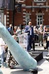 Amsterdam 15 juli 2024
Herdenkingsmonument Peter R. de Vries onthuld in Amsterdam Het kunstwerk bestaat uit twee bronzen handen die in elkaar grijpen en is gemaakt door kunstenares Rini Hurkmans. Burgemeester Femke Halsema en Kelly de Vries spreken tijdens de onthulling van het monument. Humbert Tan presenteert het . Ook zijn vrouw Jaqueline de Vries zoon Royce de Vries (met vrouw ) en Kelly de Vries (met partner) waren natuurlijk aanwezig .