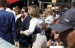 Amsterdam 15 juli 2024
Herdenkingsmonument Peter R. de Vries onthuld in Amsterdam Het kunstwerk bestaat uit twee bronzen handen die in elkaar grijpen en is gemaakt door kunstenares Rini Hurkmans. Burgemeester Femke Halsema en Kelly de Vries spreken tijdens de onthulling van het monument. Humbert Tan presenteert het . Ook zijn vrouw Jaqueline de Vries zoon Royce de Vries (met vrouw ) en Kelly de Vries (met partner) waren natuurlijk aanwezig .