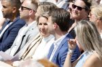 Amsterdam 15 juli 2024
Herdenkingsmonument Peter R. de Vries onthuld in Amsterdam Het kunstwerk bestaat uit twee bronzen handen die in elkaar grijpen en is gemaakt door kunstenares Rini Hurkmans. Burgemeester Femke Halsema en Kelly de Vries spreken tijdens de onthulling van het monument. Humbert Tan presenteert het . Ook zijn vrouw Jaqueline de Vries zoon Royce de Vries (met vrouw ) en Kelly de Vries (met partner) waren natuurlijk aanwezig .