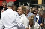 Amsterdam 15 juli 2024
Herdenkingsmonument Peter R. de Vries onthuld in Amsterdam Het kunstwerk bestaat uit twee bronzen handen die in elkaar grijpen en is gemaakt door kunstenares Rini Hurkmans. Burgemeester Femke Halsema en Kelly de Vries spreken tijdens de onthulling van het monument. Humbert Tan presenteert het . Ook zijn vrouw Jaqueline de Vries zoon Royce de Vries (met vrouw ) en Kelly de Vries (met partner) waren natuurlijk aanwezig .
