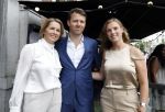 Amsterdam 15 juli 2024
Herdenkingsmonument Peter R. de Vries onthuld in Amsterdam Het kunstwerk bestaat uit twee bronzen handen die in elkaar grijpen en is gemaakt door kunstenares Rini Hurkmans. Burgemeester Femke Halsema en Kelly de Vries spreken tijdens de onthulling van het monument. Humbert Tan presenteert het . Ook zijn vrouw Jaqueline de Vries zoon Royce de Vries (met vrouw ) en Kelly de Vries (met partner) waren natuurlijk aanwezig .