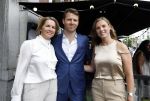Amsterdam 15 juli 2024
Herdenkingsmonument Peter R. de Vries onthuld in Amsterdam Het kunstwerk bestaat uit twee bronzen handen die in elkaar grijpen en is gemaakt door kunstenares Rini Hurkmans. Burgemeester Femke Halsema en Kelly de Vries spreken tijdens de onthulling van het monument. Humbert Tan presenteert het . Ook zijn vrouw Jaqueline de Vries zoon Royce de Vries (met vrouw ) en Kelly de Vries (met partner) waren natuurlijk aanwezig .
