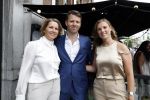 Amsterdam 15 juli 2024
Herdenkingsmonument Peter R. de Vries onthuld in Amsterdam Het kunstwerk bestaat uit twee bronzen handen die in elkaar grijpen en is gemaakt door kunstenares Rini Hurkmans. Burgemeester Femke Halsema en Kelly de Vries spreken tijdens de onthulling van het monument. Humbert Tan presenteert het . Ook zijn vrouw Jaqueline de Vries zoon Royce de Vries (met vrouw ) en Kelly de Vries (met partner) waren natuurlijk aanwezig .