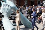 Amsterdam 15 juli 2024
Herdenkingsmonument Peter R. de Vries onthuld in Amsterdam Het kunstwerk bestaat uit twee bronzen handen die in elkaar grijpen en is gemaakt door kunstenares Rini Hurkmans. Burgemeester Femke Halsema en Kelly de Vries spreken tijdens de onthulling van het monument. Humbert Tan presenteert het . Ook zijn vrouw Jaqueline de Vries zoon Royce de Vries (met vrouw ) en Kelly de Vries (met partner) waren natuurlijk aanwezig .