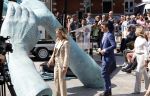 Amsterdam 15 juli 2024
Herdenkingsmonument Peter R. de Vries onthuld in Amsterdam Het kunstwerk bestaat uit twee bronzen handen die in elkaar grijpen en is gemaakt door kunstenares Rini Hurkmans. Burgemeester Femke Halsema en Kelly de Vries spreken tijdens de onthulling van het monument. Humbert Tan presenteert het . Ook zijn vrouw Jaqueline de Vries zoon Royce de Vries (met vrouw ) en Kelly de Vries (met partner) waren natuurlijk aanwezig .