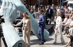 Amsterdam 15 juli 2024
Herdenkingsmonument Peter R. de Vries onthuld in Amsterdam Het kunstwerk bestaat uit twee bronzen handen die in elkaar grijpen en is gemaakt door kunstenares Rini Hurkmans. Burgemeester Femke Halsema en Kelly de Vries spreken tijdens de onthulling van het monument. Humbert Tan presenteert het . Ook zijn vrouw Jaqueline de Vries zoon Royce de Vries (met vrouw ) en Kelly de Vries (met partner) waren natuurlijk aanwezig .
