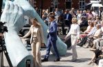 Amsterdam 15 juli 2024
Herdenkingsmonument Peter R. de Vries onthuld in Amsterdam Het kunstwerk bestaat uit twee bronzen handen die in elkaar grijpen en is gemaakt door kunstenares Rini Hurkmans. Burgemeester Femke Halsema en Kelly de Vries spreken tijdens de onthulling van het monument. Humbert Tan presenteert het . Ook zijn vrouw Jaqueline de Vries zoon Royce de Vries (met vrouw ) en Kelly de Vries (met partner) waren natuurlijk aanwezig .