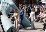 Amsterdam 15 juli 2024
Herdenkingsmonument Peter R. de Vries onthuld in Amsterdam Het kunstwerk bestaat uit twee bronzen handen die in elkaar grijpen en is gemaakt door kunstenares Rini Hurkmans. Burgemeester Femke Halsema en Kelly de Vries spreken tijdens de onthulling van het monument. Humbert Tan presenteert het . Ook zijn vrouw Jaqueline de Vries zoon Royce de Vries (met vrouw ) en Kelly de Vries (met partner) waren natuurlijk aanwezig .