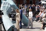 Amsterdam 15 juli 2024
Herdenkingsmonument Peter R. de Vries onthuld in Amsterdam Het kunstwerk bestaat uit twee bronzen handen die in elkaar grijpen en is gemaakt door kunstenares Rini Hurkmans. Burgemeester Femke Halsema en Kelly de Vries spreken tijdens de onthulling van het monument. Humbert Tan presenteert het . Ook zijn vrouw Jaqueline de Vries zoon Royce de Vries (met vrouw ) en Kelly de Vries (met partner) waren natuurlijk aanwezig .