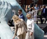 Amsterdam 15 juli 2024
Herdenkingsmonument Peter R. de Vries onthuld in Amsterdam Het kunstwerk bestaat uit twee bronzen handen die in elkaar grijpen en is gemaakt door kunstenares Rini Hurkmans. Burgemeester Femke Halsema en Kelly de Vries spreken tijdens de onthulling van het monument. Humbert Tan presenteert het . Ook zijn vrouw Jaqueline de Vries zoon Royce de Vries (met vrouw ) en Kelly de Vries (met partner) waren natuurlijk aanwezig .