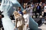 Amsterdam 15 juli 2024
Herdenkingsmonument Peter R. de Vries onthuld in Amsterdam Het kunstwerk bestaat uit twee bronzen handen die in elkaar grijpen en is gemaakt door kunstenares Rini Hurkmans. Burgemeester Femke Halsema en Kelly de Vries spreken tijdens de onthulling van het monument. Humbert Tan presenteert het . Ook zijn vrouw Jaqueline de Vries zoon Royce de Vries (met vrouw ) en Kelly de Vries (met partner) waren natuurlijk aanwezig .