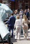 Amsterdam 15 juli 2024
Herdenkingsmonument Peter R. de Vries onthuld in Amsterdam Het kunstwerk bestaat uit twee bronzen handen die in elkaar grijpen en is gemaakt door kunstenares Rini Hurkmans. Burgemeester Femke Halsema en Kelly de Vries spreken tijdens de onthulling van het monument. Humbert Tan presenteert het . Ook zijn vrouw Jaqueline de Vries zoon Royce de Vries (met vrouw ) en Kelly de Vries (met partner) waren natuurlijk aanwezig .