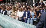 Amsterdam 15 juli 2024
Herdenkingsmonument Peter R. de Vries onthuld in Amsterdam Het kunstwerk bestaat uit twee bronzen handen die in elkaar grijpen en is gemaakt door kunstenares Rini Hurkmans. Burgemeester Femke Halsema en Kelly de Vries spreken tijdens de onthulling van het monument. Humbert Tan presenteert het . Ook zijn vrouw Jaqueline de Vries zoon Royce de Vries (met vrouw ) en Kelly de Vries (met partner) waren natuurlijk aanwezig .