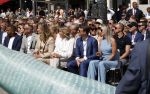 Amsterdam 15 juli 2024
Herdenkingsmonument Peter R. de Vries onthuld in Amsterdam Het kunstwerk bestaat uit twee bronzen handen die in elkaar grijpen en is gemaakt door kunstenares Rini Hurkmans. Burgemeester Femke Halsema en Kelly de Vries spreken tijdens de onthulling van het monument. Humbert Tan presenteert het . Ook zijn vrouw Jaqueline de Vries zoon Royce de Vries (met vrouw ) en Kelly de Vries (met partner) waren natuurlijk aanwezig .