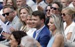 Amsterdam 15 juli 2024
Herdenkingsmonument Peter R. de Vries onthuld in Amsterdam Het kunstwerk bestaat uit twee bronzen handen die in elkaar grijpen en is gemaakt door kunstenares Rini Hurkmans. Burgemeester Femke Halsema en Kelly de Vries spreken tijdens de onthulling van het monument. Humbert Tan presenteert het . Ook zijn vrouw Jaqueline de Vries zoon Royce de Vries (met vrouw ) en Kelly de Vries (met partner) waren natuurlijk aanwezig .