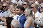 Amsterdam 15 juli 2024
Herdenkingsmonument Peter R. de Vries onthuld in Amsterdam Het kunstwerk bestaat uit twee bronzen handen die in elkaar grijpen en is gemaakt door kunstenares Rini Hurkmans. Burgemeester Femke Halsema en Kelly de Vries spreken tijdens de onthulling van het monument. Humbert Tan presenteert het . Ook zijn vrouw Jaqueline de Vries zoon Royce de Vries (met vrouw ) en Kelly de Vries (met partner) waren natuurlijk aanwezig .