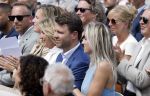 Amsterdam 15 juli 2024
Herdenkingsmonument Peter R. de Vries onthuld in Amsterdam Het kunstwerk bestaat uit twee bronzen handen die in elkaar grijpen en is gemaakt door kunstenares Rini Hurkmans. Burgemeester Femke Halsema en Kelly de Vries spreken tijdens de onthulling van het monument. Humbert Tan presenteert het . Ook zijn vrouw Jaqueline de Vries zoon Royce de Vries (met vrouw ) en Kelly de Vries (met partner) waren natuurlijk aanwezig .