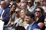Amsterdam 15 juli 2024
Herdenkingsmonument Peter R. de Vries onthuld in Amsterdam Het kunstwerk bestaat uit twee bronzen handen die in elkaar grijpen en is gemaakt door kunstenares Rini Hurkmans. Burgemeester Femke Halsema en Kelly de Vries spreken tijdens de onthulling van het monument. Humbert Tan presenteert het . Ook zijn vrouw Jaqueline de Vries zoon Royce de Vries (met vrouw ) en Kelly de Vries (met partner) waren natuurlijk aanwezig .