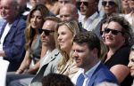 Amsterdam 15 juli 2024
Herdenkingsmonument Peter R. de Vries onthuld in Amsterdam Het kunstwerk bestaat uit twee bronzen handen die in elkaar grijpen en is gemaakt door kunstenares Rini Hurkmans. Burgemeester Femke Halsema en Kelly de Vries spreken tijdens de onthulling van het monument. Humbert Tan presenteert het . Ook zijn vrouw Jaqueline de Vries zoon Royce de Vries (met vrouw ) en Kelly de Vries (met partner) waren natuurlijk aanwezig .