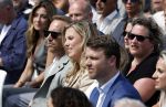 Amsterdam 15 juli 2024
Herdenkingsmonument Peter R. de Vries onthuld in Amsterdam Het kunstwerk bestaat uit twee bronzen handen die in elkaar grijpen en is gemaakt door kunstenares Rini Hurkmans. Burgemeester Femke Halsema en Kelly de Vries spreken tijdens de onthulling van het monument. Humbert Tan presenteert het . Ook zijn vrouw Jaqueline de Vries zoon Royce de Vries (met vrouw ) en Kelly de Vries (met partner) waren natuurlijk aanwezig .