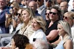 Amsterdam 15 juli 2024
Herdenkingsmonument Peter R. de Vries onthuld in Amsterdam Het kunstwerk bestaat uit twee bronzen handen die in elkaar grijpen en is gemaakt door kunstenares Rini Hurkmans. Burgemeester Femke Halsema en Kelly de Vries spreken tijdens de onthulling van het monument. Humbert Tan presenteert het . Ook zijn vrouw Jaqueline de Vries zoon Royce de Vries (met vrouw ) en Kelly de Vries (met partner) waren natuurlijk aanwezig .