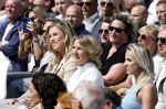 Amsterdam 15 juli 2024
Herdenkingsmonument Peter R. de Vries onthuld in Amsterdam Het kunstwerk bestaat uit twee bronzen handen die in elkaar grijpen en is gemaakt door kunstenares Rini Hurkmans. Burgemeester Femke Halsema en Kelly de Vries spreken tijdens de onthulling van het monument. Humbert Tan presenteert het . Ook zijn vrouw Jaqueline de Vries zoon Royce de Vries (met vrouw ) en Kelly de Vries (met partner) waren natuurlijk aanwezig .