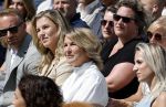 Amsterdam 15 juli 2024
Herdenkingsmonument Peter R. de Vries onthuld in Amsterdam Het kunstwerk bestaat uit twee bronzen handen die in elkaar grijpen en is gemaakt door kunstenares Rini Hurkmans. Burgemeester Femke Halsema en Kelly de Vries spreken tijdens de onthulling van het monument. Humbert Tan presenteert het . Ook zijn vrouw Jaqueline de Vries zoon Royce de Vries (met vrouw ) en Kelly de Vries (met partner) waren natuurlijk aanwezig .
