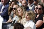 Amsterdam 15 juli 2024
Herdenkingsmonument Peter R. de Vries onthuld in Amsterdam Het kunstwerk bestaat uit twee bronzen handen die in elkaar grijpen en is gemaakt door kunstenares Rini Hurkmans. Burgemeester Femke Halsema en Kelly de Vries spreken tijdens de onthulling van het monument. Humbert Tan presenteert het . Ook zijn vrouw Jaqueline de Vries zoon Royce de Vries (met vrouw ) en Kelly de Vries (met partner) waren natuurlijk aanwezig .