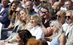 Amsterdam 15 juli 2024
Herdenkingsmonument Peter R. de Vries onthuld in Amsterdam Het kunstwerk bestaat uit twee bronzen handen die in elkaar grijpen en is gemaakt door kunstenares Rini Hurkmans. Burgemeester Femke Halsema en Kelly de Vries spreken tijdens de onthulling van het monument. Humbert Tan presenteert het . Ook zijn vrouw Jaqueline de Vries zoon Royce de Vries (met vrouw ) en Kelly de Vries (met partner) waren natuurlijk aanwezig .